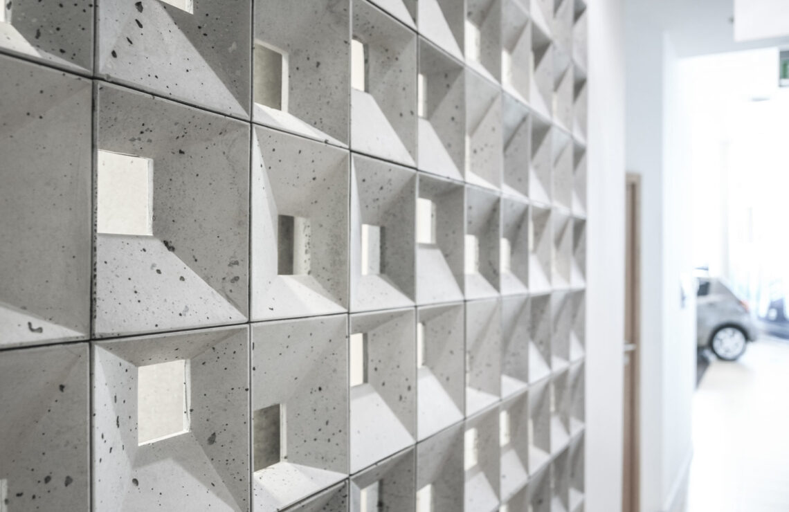 Bloczki 3D Block 1 z betonu architektonicznego - MILKE - TEKT Concrete - wnętrza salonu Carolina Toyota