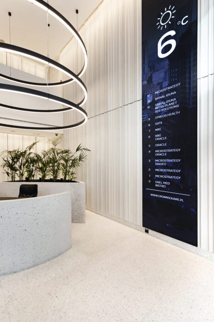Płyty betonowe białe, ryflowane z betonu architektonicznego MILKE INWESTYCJE - hol biurowca Crown Square - lobby