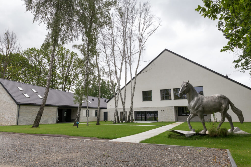 Płytki Stara Cegła MILKE kolor biel skalna w kompleksie jeździeckim