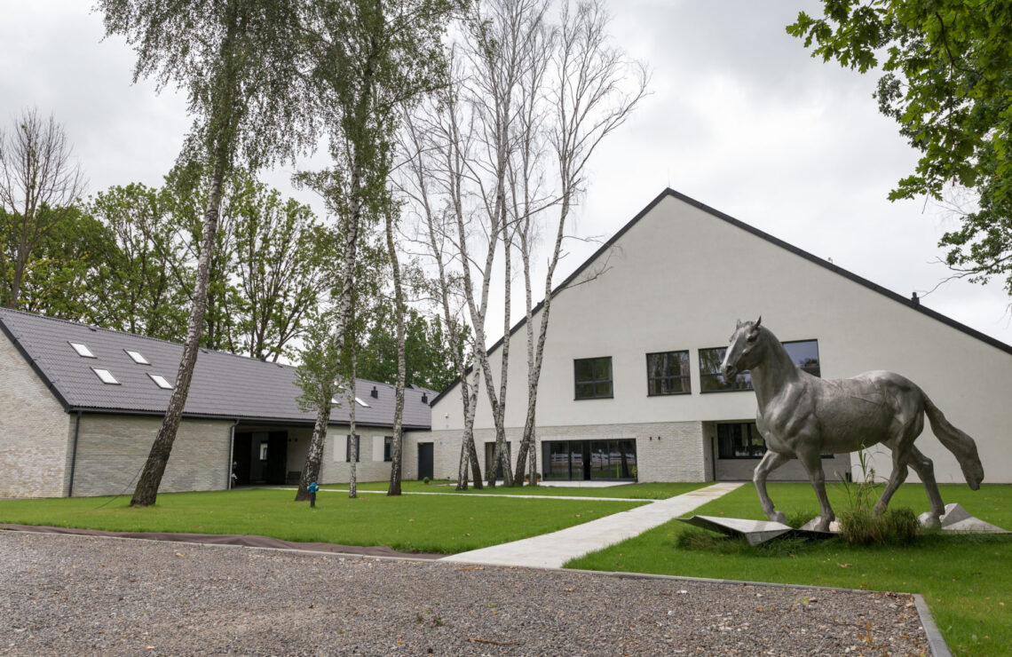 Płytki Stara Cegła MILKE kolor biel skalna w kompleksie jeździeckim