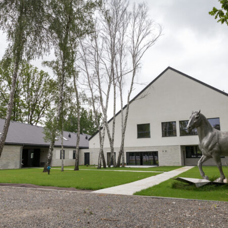 Płytki Stara Cegła MILKE kolor biel skalna w kompleksie jeździeckim