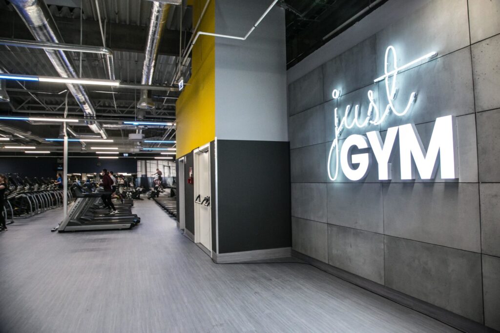 Płyty betonowe GRC MILKE w klubie sportowym Just Gym