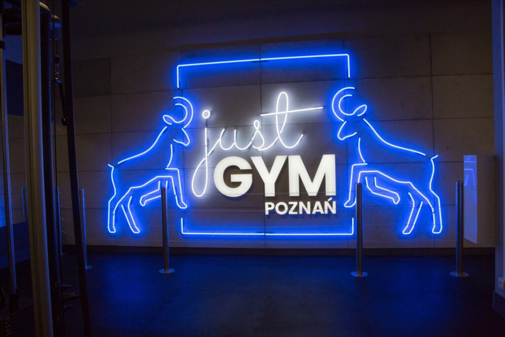 Płyty betonowe GRC MILKE w klubie sportowym Just Gym