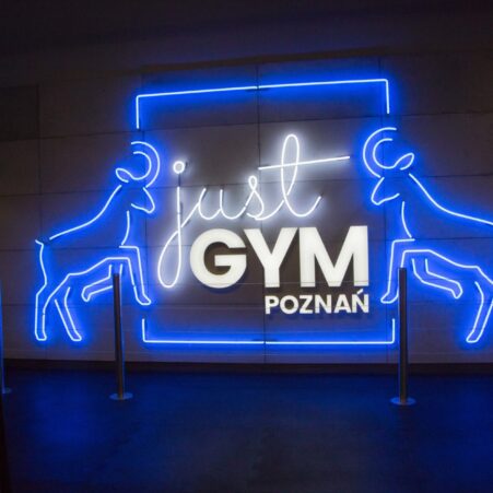 Płyty betonowe GRC MILKE w klubie sportowym Just Gym