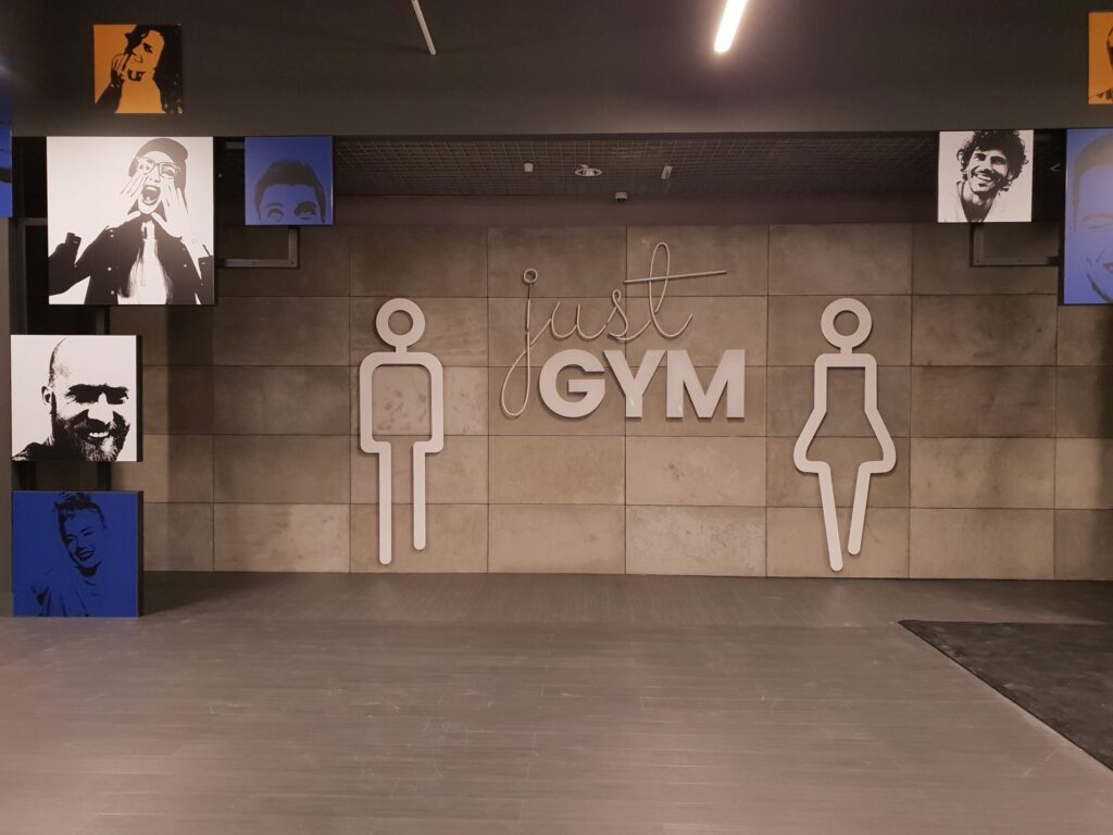 Płyty betonowe GRC MILKE w klubie sportowym Just Gym
