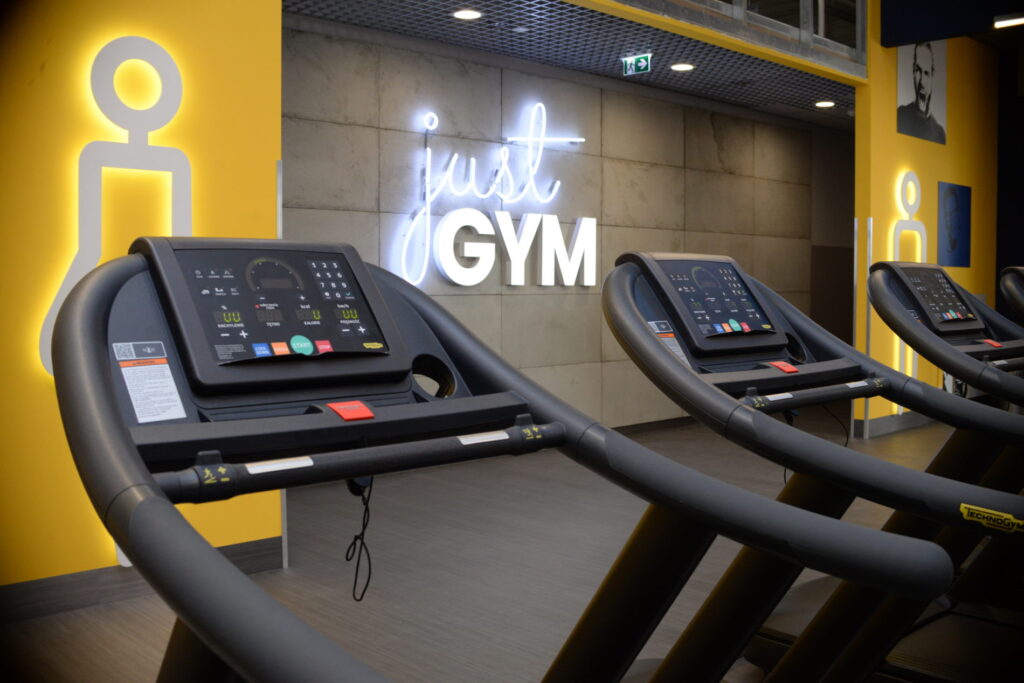 Płyty betonowe GRC MILKE w klubie sportowym Just Gym