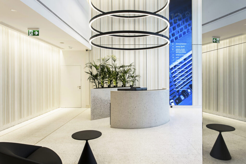 Płyty betonowe białe, ryflowane z betonu architektonicznego MILKE INWESTYCJE - hol biurowca Crown Square - lobby