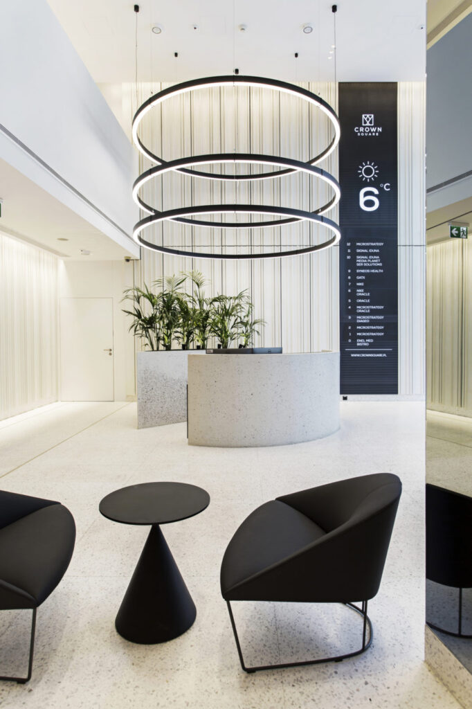 Płyty betonowe białe, ryflowane z betonu architektonicznego MILKE INWESTYCJE - hol biurowca Crown Square - lobby
