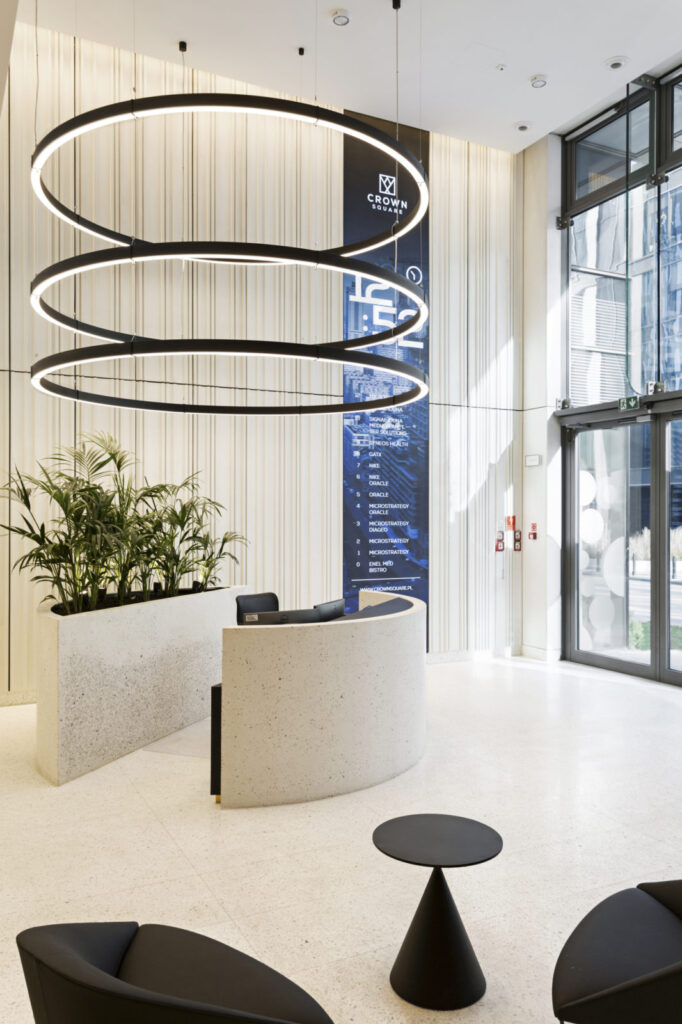 Płyty betonowe białe, ryflowane z betonu architektonicznego MILKE INWESTYCJE - hol biurowca Crown Square - lobby